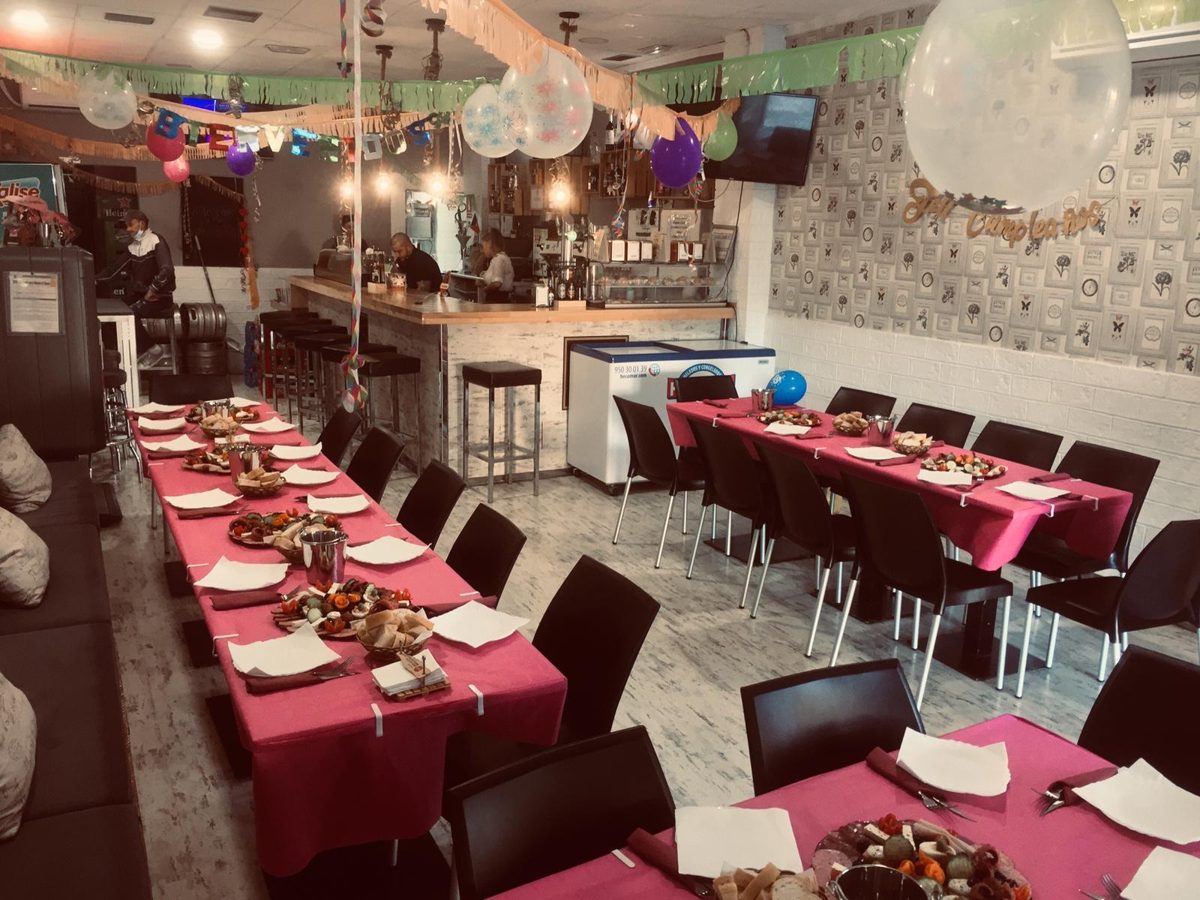 Comedor del restaurante con las mesas preparadas